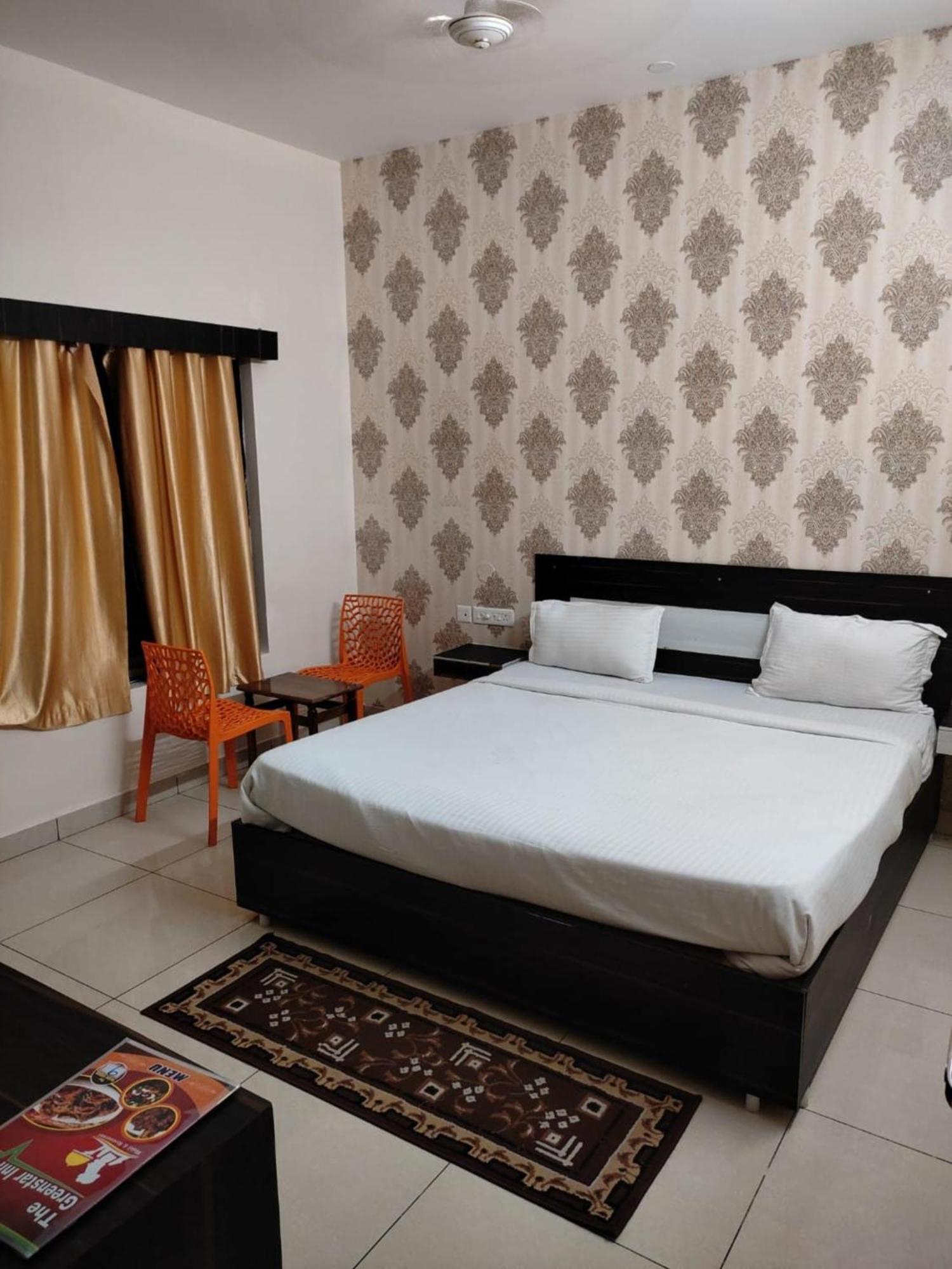Goroomgo Blue Bell Bhubaneswar - Well Decorated Room -Wifi And Parking Facilities Available ภายนอก รูปภาพ
