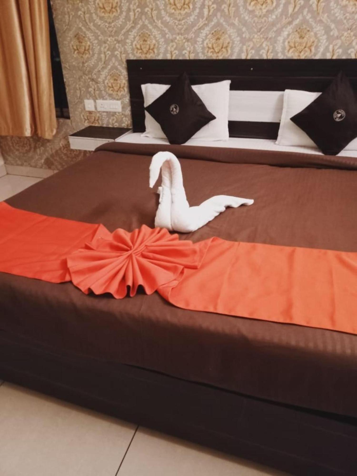 Goroomgo Blue Bell Bhubaneswar - Well Decorated Room -Wifi And Parking Facilities Available ภายนอก รูปภาพ