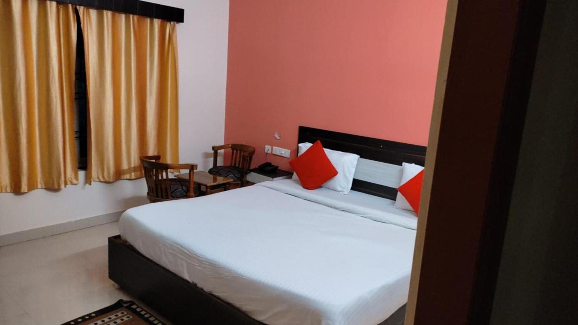 Goroomgo Blue Bell Bhubaneswar - Well Decorated Room -Wifi And Parking Facilities Available ภายนอก รูปภาพ