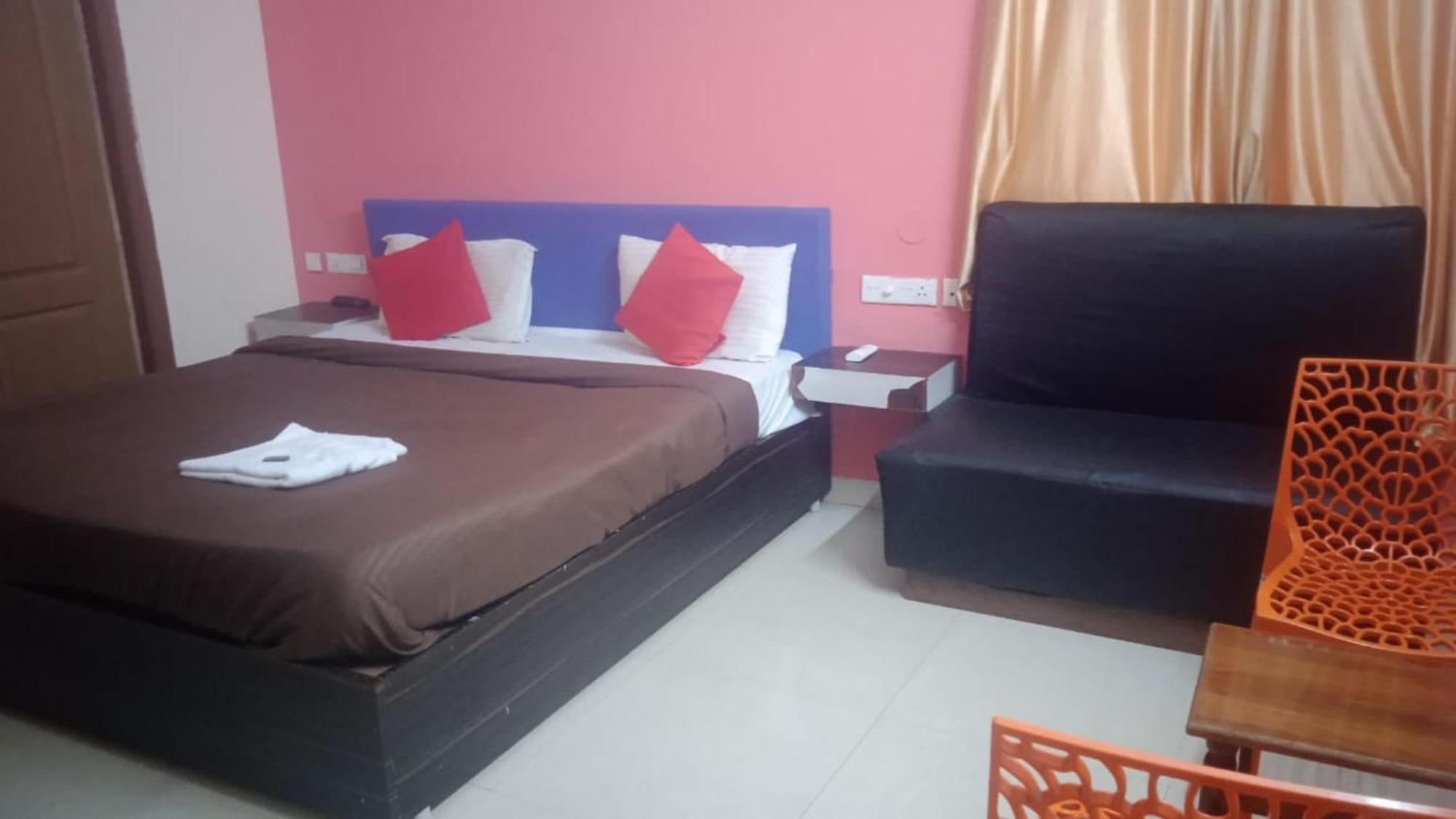 Goroomgo Blue Bell Bhubaneswar - Well Decorated Room -Wifi And Parking Facilities Available ภายนอก รูปภาพ