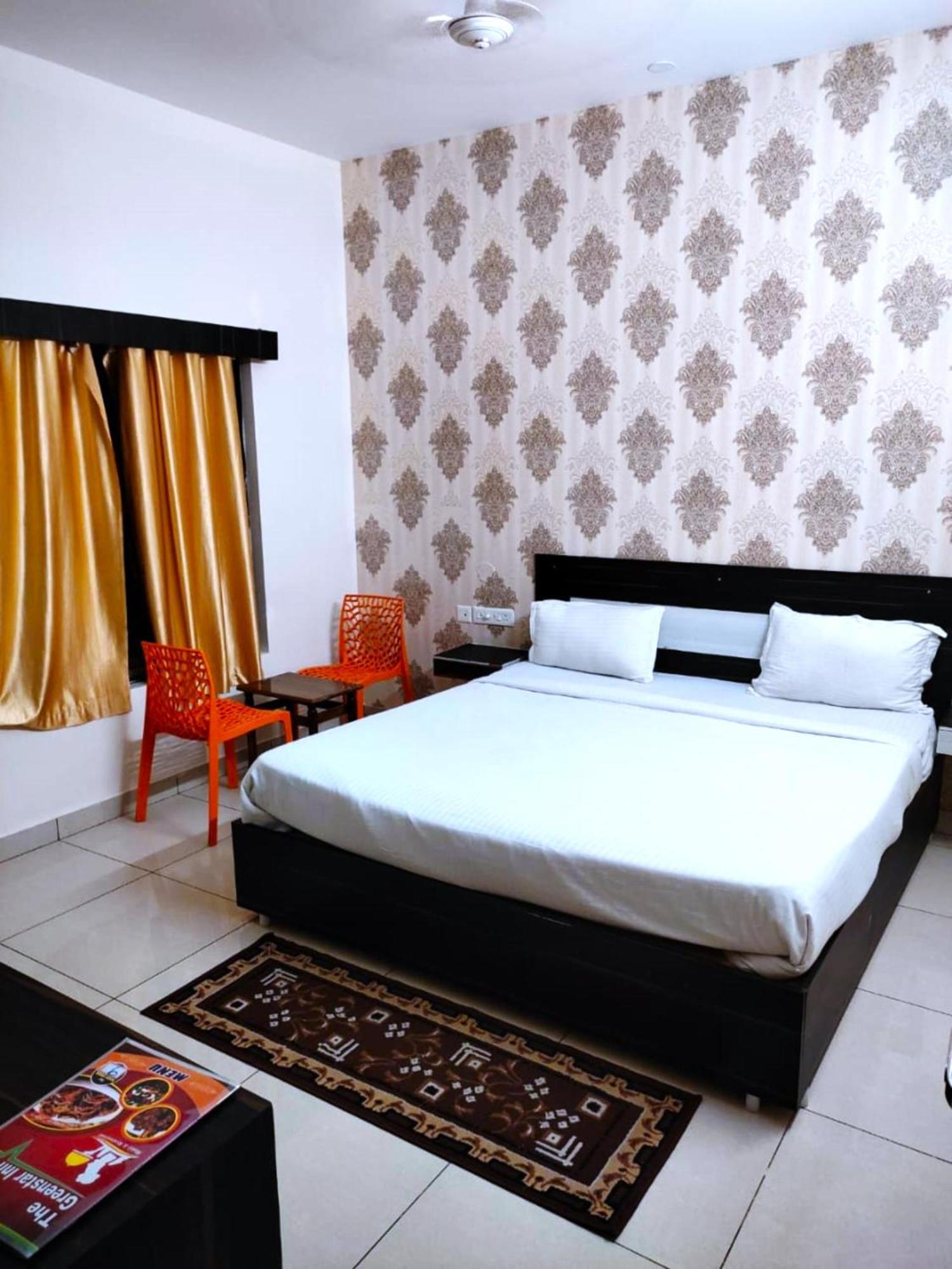 Goroomgo Blue Bell Bhubaneswar - Well Decorated Room -Wifi And Parking Facilities Available ภายนอก รูปภาพ